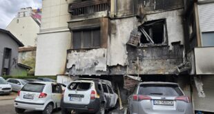 Хибриден автомобил се запали, унищожи коли и нанесе щети на сграда