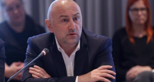 Каримански за магазините в пощите: Пълно недомислие и популизъм