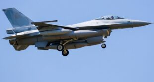 Вторият български изтребител F-16 кацна в авиобаза „Граф Игнатиево“