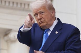 Trump poiniting