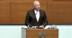 Премиерът: Без паническа обмяна и носене на много пари в брой, защото бандитите не спят
